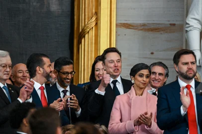 The Inauguration Of Donald J. Trump As The 47th PresidentWASHINGTON, DC - JANUARY 20: Amazon founder Jeff Bezos, Donald Trump Jr., Google CEO Sundar Pichai, Tesla CEO Elon Musk, Usha Vance, Interior Secretary nominee Doug Burgum and Vice President-elect JD Vance applaud during the inauguration of U.S. President-elect Donald Trump in the U.S. Capitol Rotunda on January 20, 2025 in Washington, DC. Donald Trump takes office for his second term as the 47th President of the United States.   Kenny Holston-Pool/Getty Images/AFP (Photo by POOL / GETTY IMAGES NORTH AMERICA / Getty Images via AFP)Editoria: POLLocal: WashingtonIndexador: POOLSecao: governmentFonte: GETTY IMAGES NORTH AMERICAFotógrafo: CONTRIBUTOR<!-- NICAID(15957513) -->