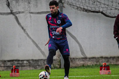 Thiago Ennes, lateral-direito do Caxias<!-- NICAID(16061805) -->