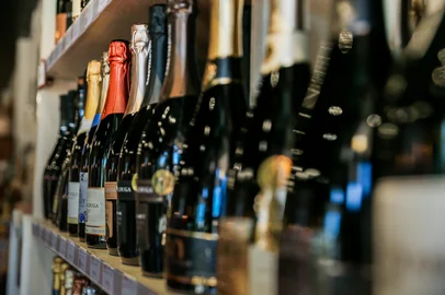 Neimar De Cesero / Agencia RBS CAXIAS DO SUL, RS, BRASIL, 02/12/2025. Aumenta vendas e procura por espumantes em vinícolas da Serra para as festas de fim de ano. (Neimar De Cesero/Agência RBS)Indexador: Neimar De Cesero<!-- NICAID(16178235) -->