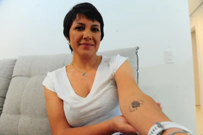 CAXIAS DO SUL, RS, BRASIL, 04/10/2023. Flávia Cristina,  ela é case de uma reportagem sobre doação de órgãos. Flávia perdeu um familiar o que motivou a família a comentar sobre a doação de órgãos e ela tem uma tatuagem no braço indicando que é doadora. (Porthus Junior/Agência RBS)<!-- NICAID(15559757) -->