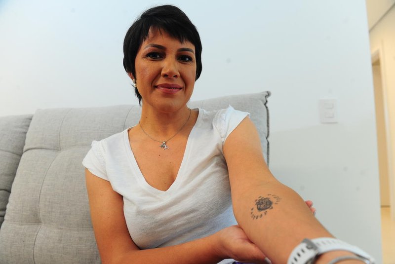 CAXIAS DO SUL, RS, BRASIL, 04/10/2023. Flávia Cristina,  ela é case de uma reportagem sobre doação de órgãos. Flávia perdeu um familiar o que motivou a família a comentar sobre a doação de órgãos e ela tem uma tatuagem no braço indicando que é doadora. (Porthus Junior/Agência RBS)<!-- NICAID(15559757) -->