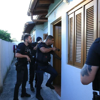 PORTO ALEGRE, RS, BRASIL, 20/03/2025-  Polícia faz operação contra duas facções envolvidas em homicídios na zona sul de Porto Alegre. Foto: Ronaldo Bernardi / Agencia RBS<!-- NICAID(15999411) -->