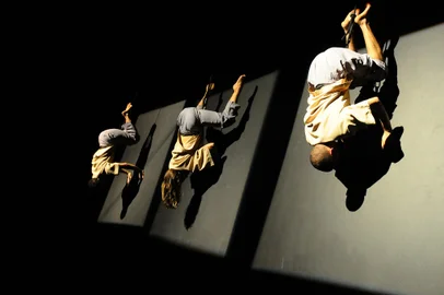 Coreografia Tres Partes Y Una Pared, remontagem com a Cia Municipal de Dança de Caxias e Grupo Articulações<!-- NICAID(7743186) -->
