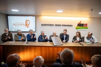 Ibsen Pinheiro foi homenageado pelo MDB gaúcho nesta segunda-feira, 14 de julho, partido do qual foi presidente por duas gestões. A deferência ocorre no mês em que se completam 90 anos de seu nascimento. O auditório da sede estadual – adquirida no ano de 2012 durante a gestão de Ibsen no comando da legenda –, foi reinaugurado e batizado com o seu nome.<!-- NICAID(16080451) -->