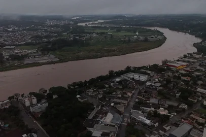 LAJEADO, RS, BRASIL, 19-06-2025: Imagens aéreas mostram o avanço do nível do Rio Taquari na região central de Lajeado. Foto: Renan Mattos / Agência RBS<!-- NICAID(16063399) -->