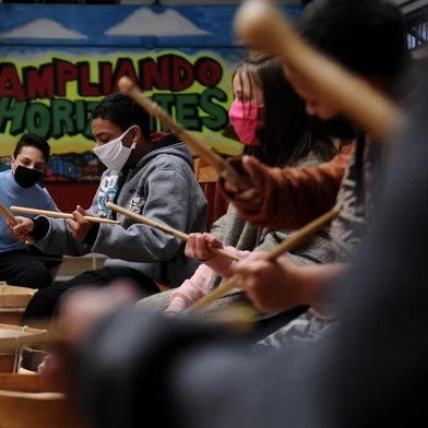 O grupo Maracatu Baque dos Bugres vai ministrar aulas de percussão, pandeiro, dança, além de construção e manutenção de instrumentos musicais no bairro Euzébio Beltrão de Queiróz, em Caxias do Sul. A iniciativa se destina a crianças integrantes do Serviço de Convivência CAE Ampliando Horizontes. O prazo das inscrições se encerra no dia 27, ou até que tenham vagas disponíveis.<!-- NICAID(15510845) -->