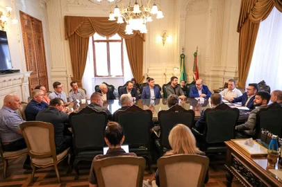 Gustavo Mansurl / Divulgação Articulação para implantação do Programa Antigranizo em 14 municípios da Serra e dos Campos de Cima da Serra. O encontro, realizado na Casa Civil, reuniu prefeitos, representantes de entidades e a Secretaria da Agricultura, com o objetivo de definir a participação do governo estadual na implantação e no acompanhamento do sistema, que deve beneficiar especialmente os fruticultores da região. Artur Lemos com o secretário adjunto da Agricultura, Márcio Madalena; o diretor do Departamento de Defesa Vegetal, Ricardo Augusto Felicetti; os deputados estaduais Carlos Burigo e Neri Carteiro; representantes do deputado Guilherme Pasin; o prefeito de Nova Pádua, Itamar Bernardi; o vice-prefeito de Flores da Cunha, Márcio Rech; os secretários da Agricultura de São Marcos, Eri José Zanella; de Farroupilha, Rennan Bondan; e de Caxias do Sul, Rudimar José Menegotto; além do presidente do Sindicato Rural de Caxias do Sul, Valmir Antônio Suzin; o vice-presidente do Sindicato dos Trabalhadores Agricultores Familiares de Caxias do Sul, Marco Antônio Toss; o chefe da Embrapa Uva e Vinho, Adeliano Cargnin; o presidente da Comissão Interestadual da Uva, Ricardo Pagno; o presidente do Sindicato dos Agricultores Familiares de Farroupilha, Márcio Roberto Ferrari; e o diretor-executivo do Consevitis, Eduardo Piaia. <!-- NICAID(16166139) -->