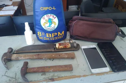 Faca e martelos e celulares apreendidos com adolescentes no litoral <!-- NICAID(15401498) -->