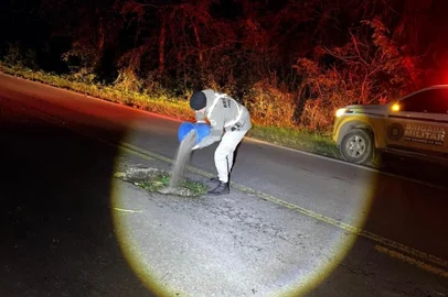 Policiais do Grupo Rodoviário de Nova Bassano realizaram um trabalho emergencial para tapar buracos na RS-324 nos últimos dias. O serviço foi realizado entre os quilômetros 285 e 291. A equipe decidiu fazer a operação após identificar trechos críticos na rodovia estadual, que ofereciam riscos à segurança e também danos aos veículos.<!-- NICAID(16081935) -->