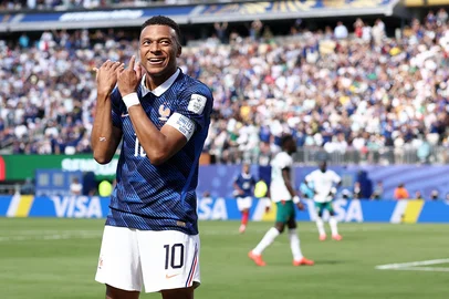 Charly Triballeau / AFP France's forward #10 Kylian Mbappe celebrates after scoring his team's first goal during the 2026 World Cup Group I football match between France and Senegal at the New York/New Jersey Stadium in East Rutherford on June 16, 2026. (Photo by CHARLY TRIBALLEAU / AFP)Editoria: SPOLocal: East RutherfordIndexador: CHARLY TRIBALLEAUSecao: world championshipFonte: AFPFotógrafo: STF<!-- NICAID(16307986) -->