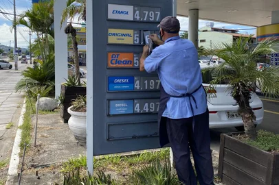 No dia em que a Petrobras fez mais um reajuste de preço para as refinarias, parte dos postos de combustíveis de Porto Alegre começou a repassar os novos valores para os consumidores.<!-- NICAID(14725989) -->