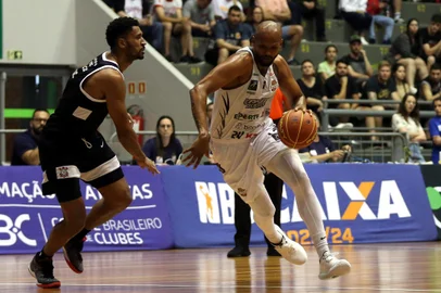 CAXIAS DO SUL, RS, BRASIL, 19/12/2023. Caxias do Sul Basquete x Corínthians, jogo válido pela 17ª rodada do Novo Basquete Brasil - NBB 2023/2024 - realizado no ginásio do Sesi. (Porthus Junior/Agência RBS)<!-- NICAID(15630487) -->