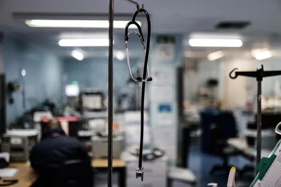 PORTO ALEGRE, RS, BRASIL, 29-05-2026: O aumento de doenças respiratórias no Estado preocupa as autoridades gaúchas. Na Capital, a prefeitura já adota medidas para lidar com a alta demanda nas unidades de saúde. No Hospital de Pronto Socorro de Porto Alegre, equipes trabalham para mantar o fluxo de antedimentos. Foto: Renan Mattos / Agência RBS<!-- NICAID(16296333) -->