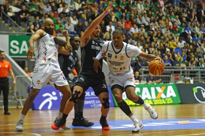 CAXIAS DO SUL, RS, BRASIL, 14/11/2024. Caxias do Sul Basquete x Brasília, jogo válido pela 12ª rodada do Novo Basquete Brasil - NBB 2024/2025 - realizado no ginásio do Sesi. (Porthus Junior/Agência RBS)Indexador: BTK                             <!-- NICAID(15914588) -->