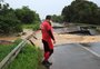 Localização e persistência das chuvas amplificam destruição de infraestrutura no RS