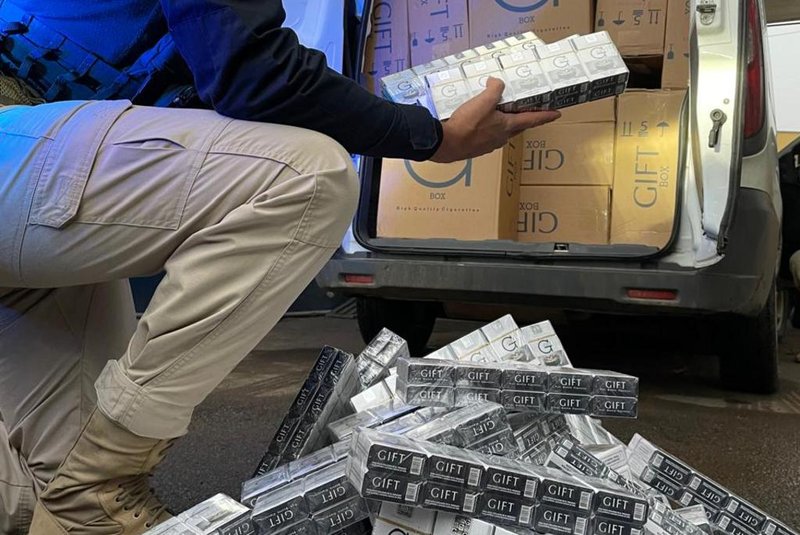 Polícia Rodoviária Federal (PRF) apreende carga com 17,5 mil maços de cigarro em Caxias do Sul (RS), nesta segunda-feira (3). <!-- NICAID(15779756) -->