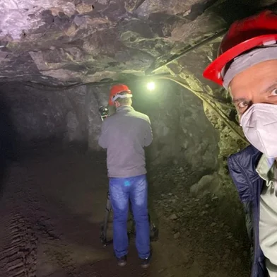Repórter Léo Saballa Jr.em mina de pedras preciosas<!-- NICAID(14872873) -->