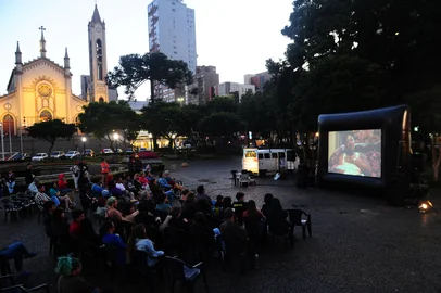 Porthus Junior / Agencia RBS CAXIAS DO SUL, RS, BRASIL, 22/01/2024. Projeto Cinema de Verão ano 10 - abertura do projeto na praça Dante Alighieri com a exibição do filme A Sagração do Cotidiano: Benzeduras. Antes da exibição aconteceu a apresentação do espetáculo "Santo de Casa" com o grupo Cirandeiras Danças Brasileiras. (Porthus Junior/Agência RBS)<!-- NICAID(15657521) -->