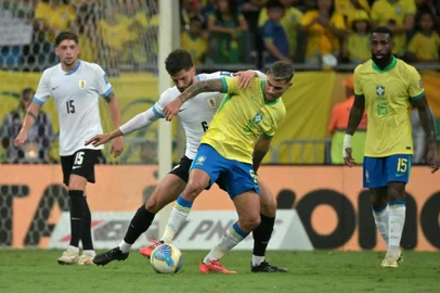 Uruguay's midfielder #06 Rodrigo Bentancur and Brazil's midfielder #05 Bruno Guimaraes fight for the ball during the 2026 FIFA World Cup South American qualifiers football match between Brazil and Uruguay at the Arena Fonte Nova stadium in Salvador, Brazil, on November 19, 2024. (Photo by NELSON ALMEIDA / AFP)Editoria: SPOLocal: SalvadorIndexador: NELSON ALMEIDASecao: soccerFonte: AFPFotógrafo: STF<!-- NICAID(15917251) -->