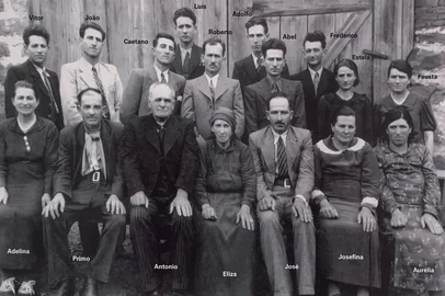 Antonio Montemezzo e Elisabetha Mezzomo Montemezzo (sentados ao centro) com os 15 filhos: Primo, Josefina, José, Evelina, Roberto, Aurelina, Caetano, Abel, Frederico, Victor, João, Estela, Faustina, Rodolfo e Luiz.<!-- NICAID(15906019) -->