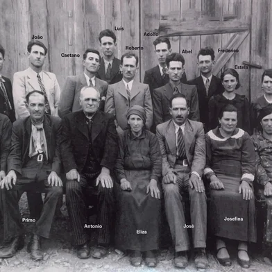 Antonio Montemezzo e Elisabetha Mezzomo Montemezzo (sentados ao centro) com os 15 filhos: Primo, Josefina, José, Evelina, Roberto, Aurelina, Caetano, Abel, Frederico, Victor, João, Estela, Faustina, Rodolfo e Luiz.<!-- NICAID(15906019) -->