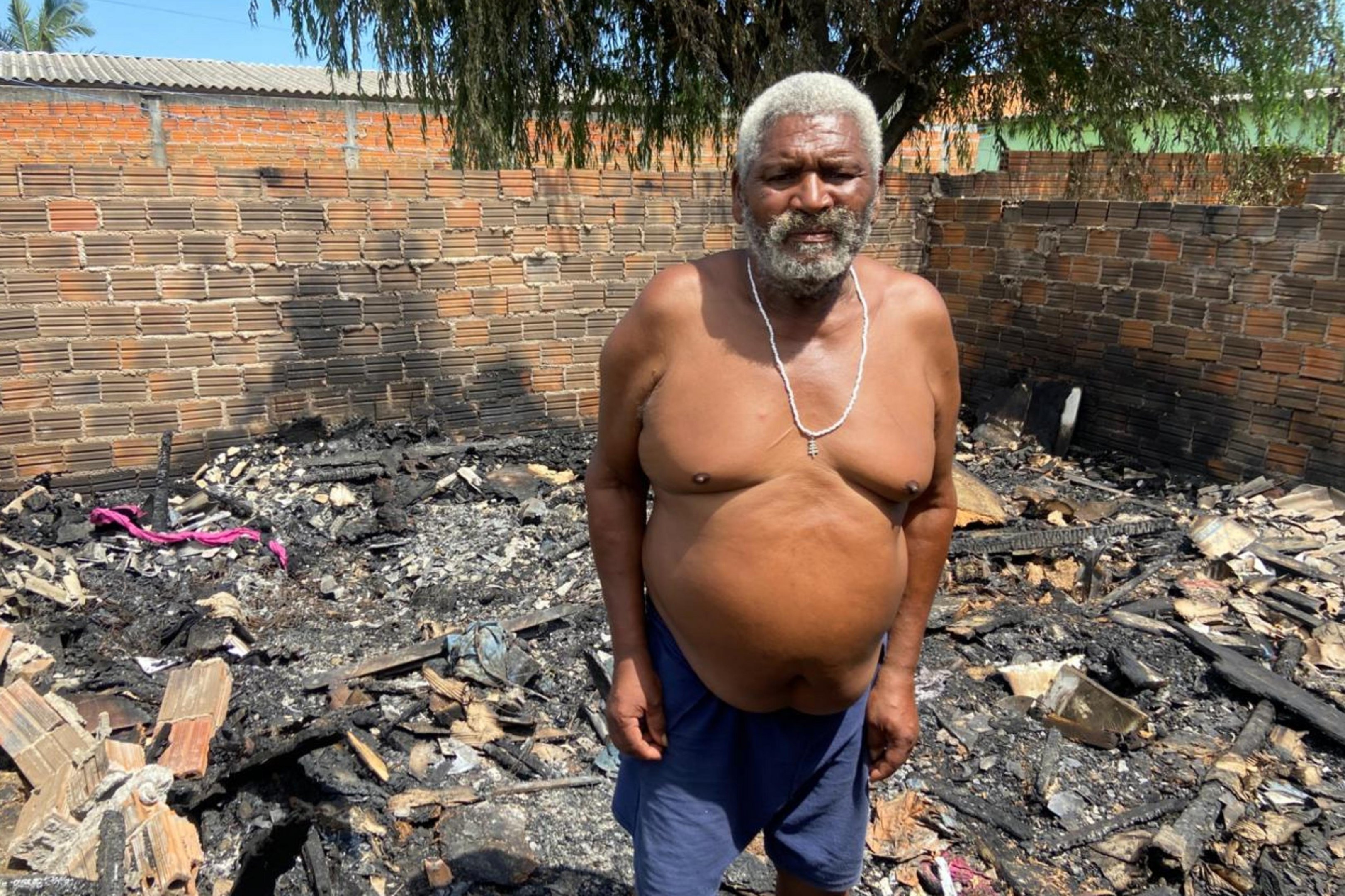 &ldquo;Eu perdi tudo, mas o que mais me d&oacute;i &eacute; a minha gatinha&rdquo;, diz idoso ap&oacute;s inc&ecirc;ndio em Pelotas
