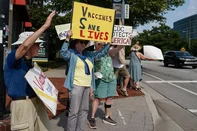 CDC's Advisory Committee On Immunization Practices Meets In AtlantaATLANTA, GEORGIA - JUNE 25: Protesters holds signs outside the CDC global headquarters during the first meeting of the CDC's Advisory Committee On Immunization Practices on June 25, 2025 in Atlanta, Georgia. Robert F. Kennedy Jr., Secretary of Health and Human Services, recently fired and replaced all the members of the advisory committee.   Elijah Nouvelage/Getty Images/AFP (Photo by Elijah Nouvelage / GETTY IMAGES NORTH AMERICA / Getty Images via AFP)Editoria: HTHLocal: AtlantaIndexador: ELIJAH NOUVELAGESecao: healthcare policyFonte: GETTY IMAGES NORTH AMERICAFotógrafo: CONTRIBUTOR<!-- NICAID(16068703) -->