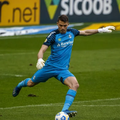 Goleiro do Grêmio chuta a bola durante partida pelo grenal.Foto: Jefferson Botega/Agência RBSIndexador: Jeff Botega<!-- NICAID(14831615) -->