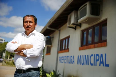 Félix Zucco / Agencia RBS ARROIO DO SAL, RS, BRASIL, 20-09-2016: Luciano Pinto da Silva, prefeito da cidade de Arroio do Sal. Fotos para matéria sobre a dura vida de prefeitos do interior do estado (FOTO FÉLIX ZUCCO/AGÊNCIA RBS, Caderno DOC).<!-- NICAID(12474934) -->