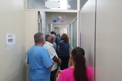 Nova vacina contra a covid-19 começa a ser aplicada em Porto Alegre e postos de saúde têm filas e movimento intenso.<!-- NICAID(15937086) -->
