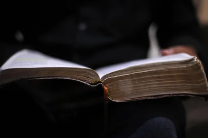 CAXIAS DO SUL, RS, BRASIL, 16/04/2019 - Reportagem sobre a simbologia da Páscoa para a revista Almanaque. NA FOTO: Pastor Adriano Corrêa, 43 anos, formado em Teologia pelo ETAD, pastor da igreja Batista Nacional. (Marcelo Casagrande/Agência RBS)<!-- NICAID(14041444) -->