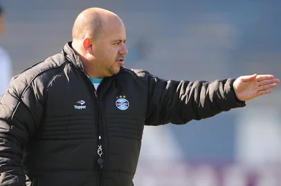 Treino do Grêmio. Técnico Julinho Camargo, comanda o treinamento.<!-- NICAID(7274427) -->