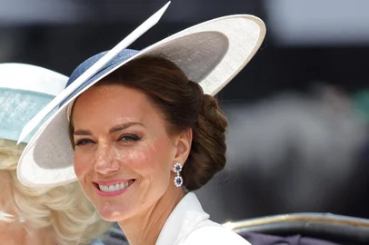 Britain's Catherine, Duchess of Cambridge travel in a horse-drawn carriage during the Queen's Birthday Parade, the Trooping the Colour, as part of Queen Elizabeth II's platinum jubilee celebrations, in London on June 2, 2022. - Huge crowds converged on central London in bright sunshine on Thursday for the start of four days of public events to mark Queen Elizabeth II's historic Platinum Jubilee, in what could be the last major public event of her long reign. (Photo by Chris Jackson / POOL / AFP)Editoria: HUMLocal: LondonIndexador: CHRIS JACKSONSecao: imperial and royal mattersFonte: POOLFotógrafo: STR<!-- NICAID(15113576) -->