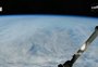 Cápsula da SpaceX chega à estação espacial para resgatar astronautas presos no espaço há nove meses