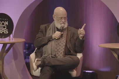 Giovanna Guilhon / @oclube / Divulgação Luiz Felipe Pondé sendo entrevistado no Potter Entrevista no Festival Fronteiras em Porto Alegre.<!-- NICAID(16325358) -->