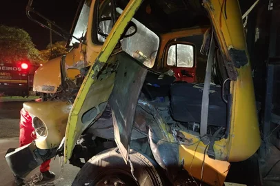Acidente entre caminhao e onibus na RS-401, em Charqueadas<!-- NICAID(15468024) -->