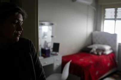 PORTO ALEGRE, RS, BRASIL, 10-07-2025: Adilane Maria Bogiel, 55 anos, observa do corredor o quarto da filha, Maria Eduarda, 18, que morreu vítima de acidente de trânsito em abril. Entre os motivos do acidente, imprudência e bebibas alcoolicas. Agora, a mãe diz que precisa aprender a "viver diferente", diante da ausência da filha. Foto: Mateus Bruxel/Agência RBSIndexador: MATEUS BRUXEL<!-- NICAID(16077447) -->