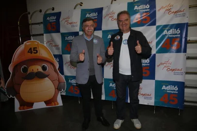 CAXIAS DO SUL, RS, BRASIL, 06/10/2024. Eleições Municipais 2024 - comemoração dos candidatos a prefeito e vice-prefeito, Adiló Didomenico (PSDB) e Edson Néspolo que ficaram em segundo lugar nas eleições municipais. O total de votos feitos pela coligação foi de 64.537 (27,50%). Eles irão disputar o segundo turno contra o candidato mais votado, Maurício Scalco (PL) e a candidata a vice Gladis Frizzo, 89.260 votos. (Porthus Junior/Agência RBS)<!-- NICAID(15884406) -->