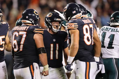 CHICAGO, ILLINOIS - SEPTEMBER 28: Case Keenum #11 of the Chicago Bears celebrates with teammates after scoring a touchdown against the Philadelphia Eagles during the fourth quarter of the game at Soldier Field on September 28, 2026 in Chicago, Illinois.   Michael Reaves/Getty Images/AFP (Photo by Michael Reaves / GETTY IMAGES NORTH AMERICA / Getty Images via AFP)<!-- NICAID(16376076) -->