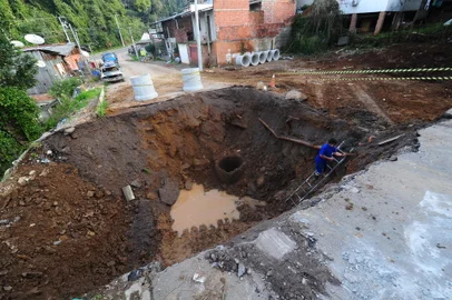ExhibitionCAXIAS DO SUL, RS, BRASIL, 27/06/2022. Estelita Aparecida de Oliveira espera um retorno da prefeitura sobre a situação da sua casa, destruída após a abertura de cratera na rua Antônioi Luiz de Oliveira, no loteamento Morada Feliz, na região do bairro Mariani II. (Porthus Junior/Agência RBS)Indexador: {Enter your name here}Fonte: {your name} / {your agency name}Fotógrafo: Agency photographer<!-- NICAID(15133893) -->