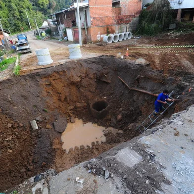 ExhibitionCAXIAS DO SUL, RS, BRASIL, 27/06/2022. Estelita Aparecida de Oliveira espera um retorno da prefeitura sobre a situação da sua casa, destruída após a abertura de cratera na rua Antônioi Luiz de Oliveira, no loteamento Morada Feliz, na região do bairro Mariani II. (Porthus Junior/Agência RBS)Indexador: {Enter your name here}Fonte: {your name} / {your agency name}Fotógrafo: Agency photographer<!-- NICAID(15133893) -->