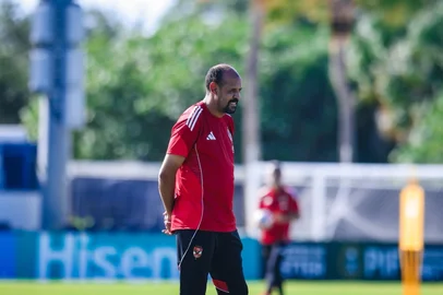 Auxiliar técnico do Al-Ahly, Emad El-Nahhas, 49 anos<!-- NICAID(16058953) -->