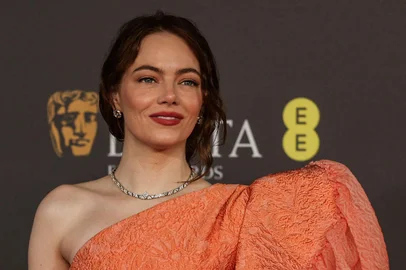 US actress Emma Stone poses on the red carpet upon arrival at the BAFTA British Academy Film Awards at the Royal Festival Hall, Southbank Centre, in London, on February 18, 2024. (Photo by Adrian DENNIS / AFP)Editoria: ACELocal: LondonIndexador: ADRIAN DENNISSecao: celebrityFonte: AFPFotógrafo: STF<!-- NICAID(15688223) -->