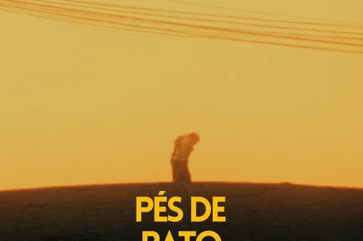 Filme foi realizado com recursos da Lei Paulo Gustavo, por meio da Secretaria Municipal da CulturaCom direção de Mateus Frazão e estrelado por Janio Nunes, curta-metragem “Pés de Rato” estreia em 19 de fevereiro, em Caxias do SulFilme foi realizado com recursos da Lei Paulo Gustavo, por meio da Secretaria Municipal da CulturaA expectativa de uma noite tranquila de trabalho do motorista de aplicativo Dener (Janio Nunes) é frustrada por uma série de infortúnios. Ainda que se mantenha sob controle em meio às situações desagradáveis, em algum momento, ele perde a paciência, age de modo truculento com um passageiro e, por consequência, sua noite piora ainda mais. Essa é premissa do curta-metragem Pés de Rato, que tem sua estreia marcada para o dia 19 de fevereiro, às 20h, na Sala de Cinema Ulysses Geremia, em Caxias do Sul. A entrada é franca.<!-- NICAID(15976899) -->