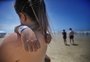 Corpo de Bombeiros distribui pulseiras para identificação de crianças nas praias do RS