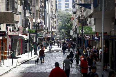 PORTO ALEGRE, RS, BRASIL - 2025.02.18 - Hoje, há 46 salas comerciais na Rua dos Andradas desocupadas. Após pandemia, obras centrais e alagamento, alguns comercios não resistiram a alugueis elevados e movimento fraco na região central da cidade. (Foto: André Ávila/ Agência RBS)Indexador: Andre Avila<!-- NICAID(15979064) -->