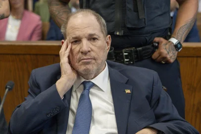 (FILES) Former film producer Harvey Weinstein arrives at at Manhattan Criminal Court in New York on May 1, 2024, for a preliminary hearing after his rape conviction was overturned. Disgraced Hollywood movie producer Harvey Weinstein has been diagnosed with a form of bone marrow cancer, US media reported October 21, 2023, a month after he was indicted on a new sex crime charge. Weinstein, 72, has chronic myeloid leukemia and is undergoing treatment in a New York prison, according to NBC News and ABC News, citing sources. (Photo by Steven Hirsch / POOL / AFP)Editoria: CLJLocal: New YorkIndexador: STEVEN HIRSCHSecao: justice and rightsFonte: POOLFotógrafo: STR<!-- NICAID(15895961) -->