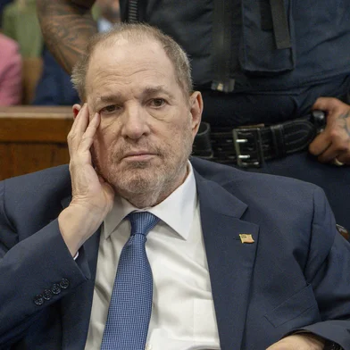 (FILES) Former film producer Harvey Weinstein arrives at at Manhattan Criminal Court in New York on May 1, 2024, for a preliminary hearing after his rape conviction was overturned. Disgraced Hollywood movie producer Harvey Weinstein has been diagnosed with a form of bone marrow cancer, US media reported October 21, 2023, a month after he was indicted on a new sex crime charge. Weinstein, 72, has chronic myeloid leukemia and is undergoing treatment in a New York prison, according to NBC News and ABC News, citing sources. (Photo by Steven Hirsch / POOL / AFP)Editoria: CLJLocal: New YorkIndexador: STEVEN HIRSCHSecao: justice and rightsFonte: POOLFotógrafo: STR<!-- NICAID(15895961) -->