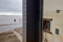 Marcação nas paredes do Cais Mauá da cota máxima da enchente de maio de 2024. Foto: Gabriel Jacobsen / Agencia RBS<!-- NICAID(15777401) -->