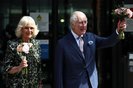 Britain's King Charles III and Britain's Queen Camilla wave to the crowds after a visit to the University College Hospital Macmillan Cancer Centre in London on April 30, 2024. Charles is making his first official public appearance since being diagnosed with cancer, after doctors said they were "very encouraged" by the progress of his treatment. (Photo by HENRY NICHOLLS / AFP)Editoria: HUMLocal: LondonIndexador: HENRY NICHOLLSSecao: imperial and royal mattersFonte: AFPFotógrafo: STF<!-- NICAID(15749036) -->